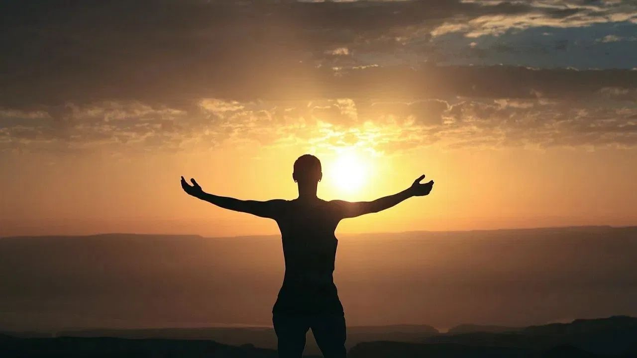 2. સકારાત્મક વિચારોથી દિવસની શરૂઆત કરો: સવારે ઉઠ્યા પછી તમારા દિવસની શરૂઆત સકારાત્મક વિચારોથી કરો. તમારી જાતને કહો કે, તમે તમારા બધા કામ ખંતથી કરશો અને તમારો દિવસ સારો રહેશે. આનાથી આખો દિવસ સકારાત્મકતાથી ભરેલો રહેશે.