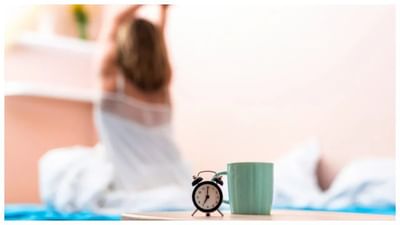 ઘણા લોકો સવારે ઉઠીને સૌથી પહેલા પોતાના ફોનનો ઉપયોગ કરે છે, જે સંપૂર્ણપણે ખોટું છે. જો તમે ઉર્જાવાન, સકારાત્મક અને સંતોષકારક દિવસ ઇચ્છતા હોવ, તો તમારે તમારી સવારની દિનચર્યામાં ફેરફાર કરવાની જરૂર છે.