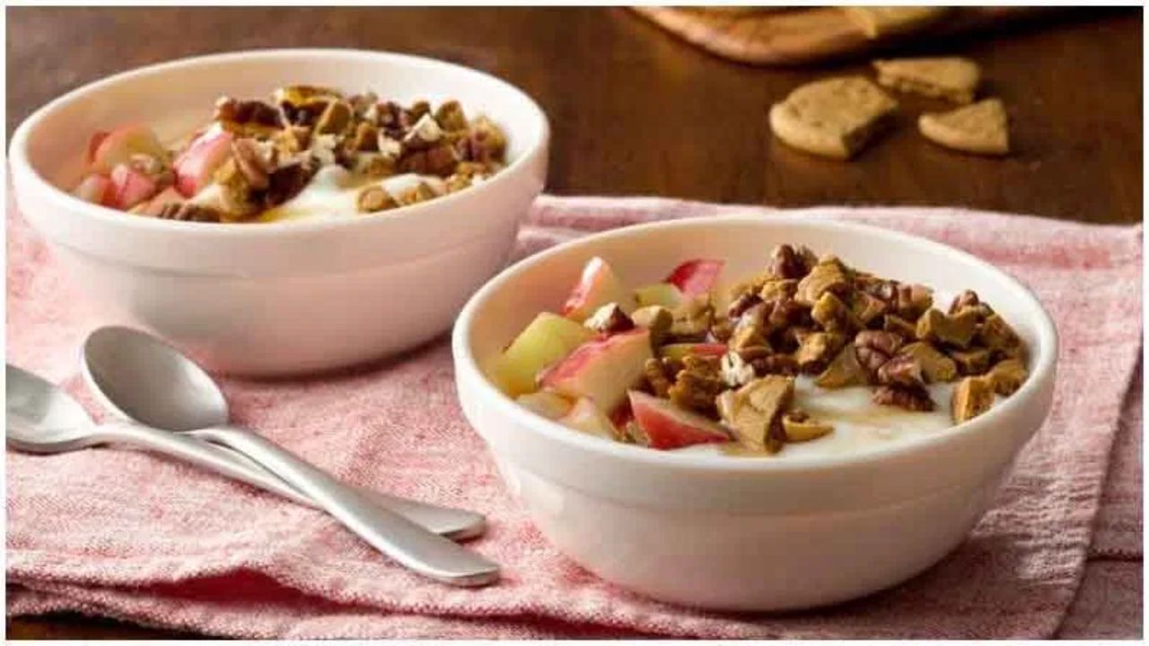 4. હેલ્ધી ફૂડ: સવારે વહેલા ઉઠીને ઓઈલી અને જંક ફૂડ ખાવાનું ટાળો. તમારા આહારમાં ફળો, ઓટ્સ, દહીં અને કઠોળનો સમાવેશ કરો. આનાથી પાચનતંત્ર સ્વસ્થ રહે છે અને તમે આખો દિવસ ઉર્જાવાન રહો છો.