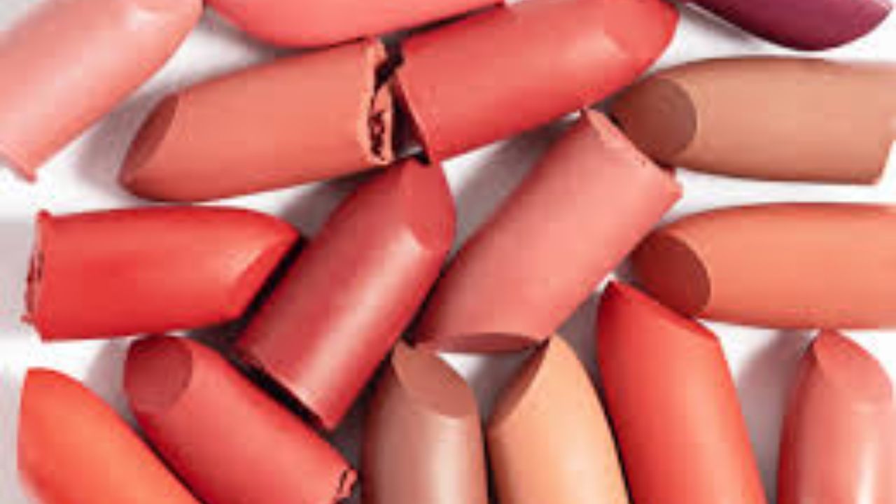 शरीर में कितनी लिपस्टिक जाती है: अगर आप सोचें कि एक महिला अपनी पूरी ज़िंदगी में अनजाने में कितनी लिपस्टिक खा जाती है, तो आपको लगेगा कि यह बस कुछ ग्राम ही है। लेकिन यह सच नहीं है। अगर आप नियमित रूप से लिपस्टिक का इस्तेमाल करती हैं, तो आप अपने जीवनकाल में 4 से 9 पाउंड लिपस्टिक इस्तेमाल करेंगी। जिसका वज़न 1.8 से 4 किलोग्राम होता है। यह जानकारी वर्ल्ड ऑफ़ स्टैटिस्टिक्स द्वारा दी गई है।
