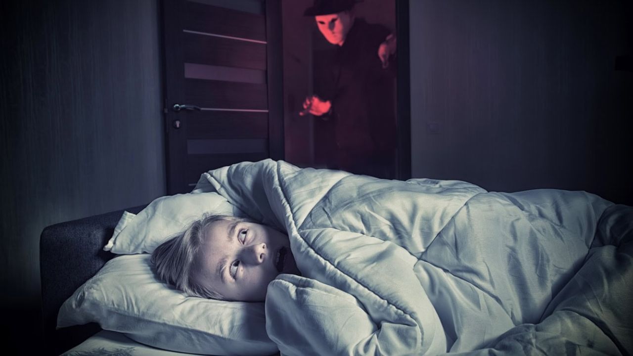 તે તણાવ, આઘાત, PTSD, હતાશા, ચિંતા, ચોક્કસ દવાઓ અથવા અનિયમિત ઊંઘને કારણે થઈ શકે છે. દારૂનું સેવન અને ખલેલ પહોંચાડેલી ઊંઘની પેટર્ન પણ આમાં ફાળો આપે છે.