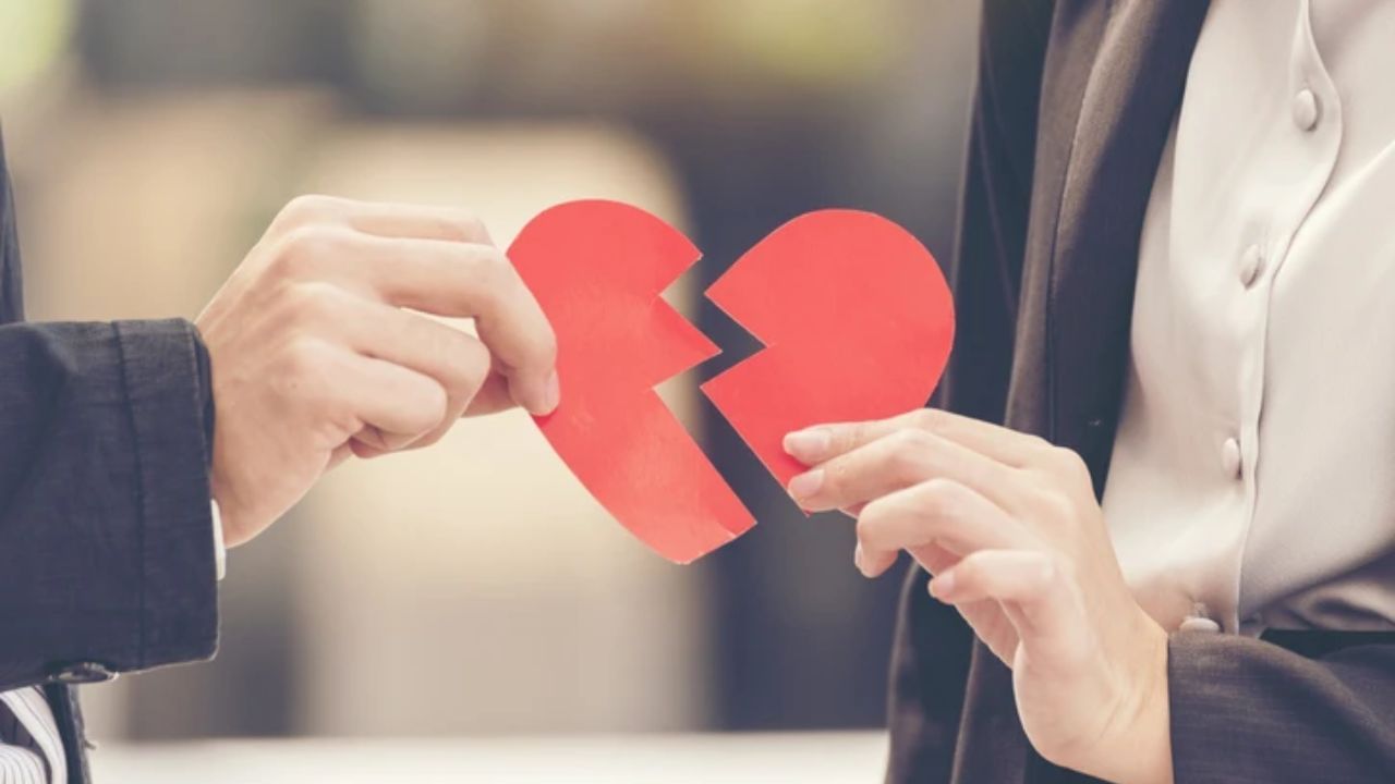 સોશિયલ મીડિયાથી દૂર રહો: આજના સમયમાં સોશિયલ મીડિયા આપણને આપણા ભૂતપૂર્વ જીવનસાથીઓની યાદ અપાવી શકે છે. થોડા સમય માટે સોશિયલ મીડિયાથી વિરામ લેવો અને ડિજિટલ અવાજથી તમારા મનને મુક્ત કરવું ખૂબ જ ફાયદાકારક છે. આનાથી તમને તમારા મનને સાફ કરવાની અને તમારી જાતને સમજવાની તક મળશે.
