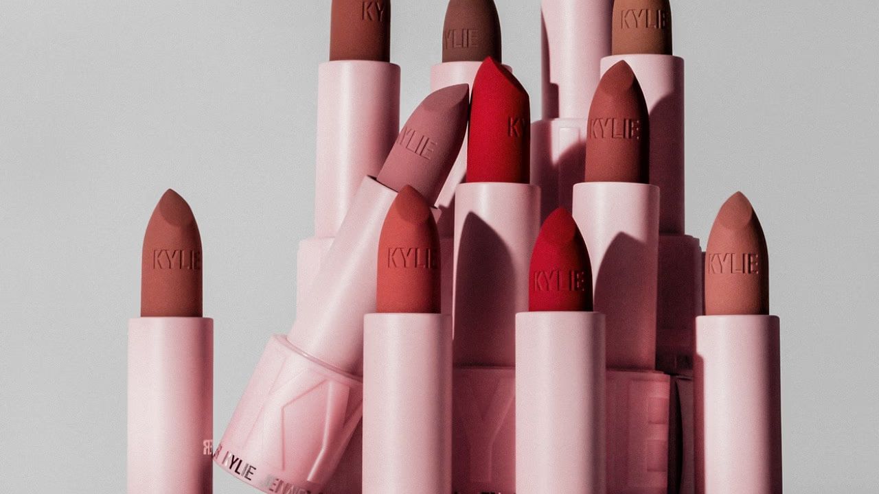 लिपस्टिक के बारे में कुछ तथ्य: सबसे ज़रूरी बात यह है कि लिपस्टिक खरीदते समय ब्रांड से लेकर फ़ॉर्मूले तक, हर छोटी-बड़ी बात मायने रखती है। आइए जानें ऐसे ही कुछ तथ्य। कई वीडियो वायरल हो रहे हैं जिनमें आपने देखा होगा कि लिपस्टिक में हानिकारक केमिकल मिलाए जाते हैं। सही ब्रांड चुनने के लिए उसकी सामग्री पर अच्छी तरह रिसर्च करें।
