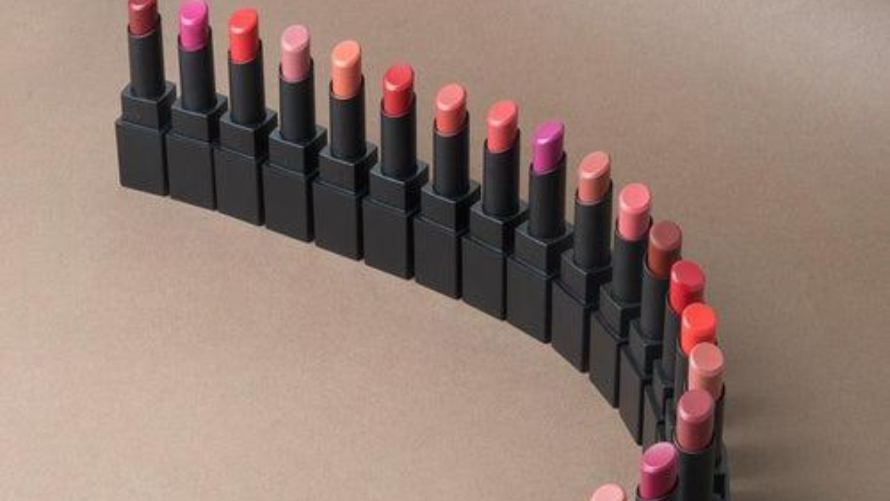 लिपस्टिक या कोई भी सौंदर्य उत्पाद खरीदते समय, सुनिश्चित करें कि वह पैराबेन-मुक्त हो। ये यौगिक शरीर के हार्मोन को प्रभावित कर सकते हैं। लिपस्टिक में सीसा, कैडमियम, पैराबेन, फ़थलेट्स, ब्यूटाइलेटेड हाइड्रॉक्सीएनिसोल (BHA) और ब्यूटाइलेटेड हाइड्रॉक्सीटोल्यूइन, पेट्रोलियम, कृत्रिम रंग, ट्राइक्लोसन, फ़ॉर्मल्डिहाइड, टोल्यूइन आदि जैसे रसायन हो सकते हैं।
