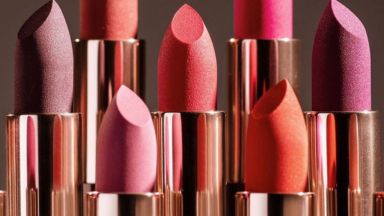 यदि लिपस्टिक या लिप बाम लगाते समय आपके होंठ सूख जाते हैं या आपको कोई एलर्जी महसूस होती है, तो इसका उपयोग बंद कर दें और त्वचा विशेषज्ञ से परामर्श लें।
