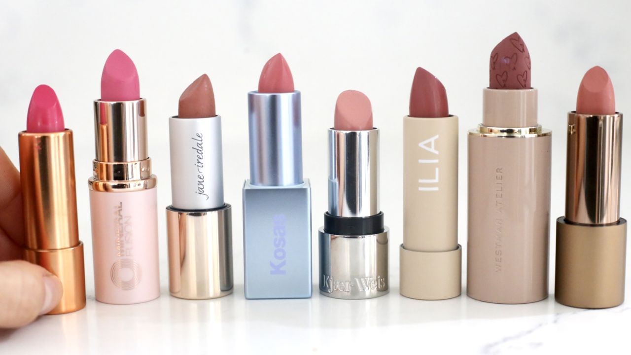 मुलायम होंठों के लिए टिप्स: आपके होंठों की त्वचा बहुत नाज़ुक होती है। चूँकि इसमें तेल ग्रंथियाँ नहीं होतीं, इसलिए यह संवेदनशील भी होती है। इससे इनमें रूखापन और पिगमेंटेशन की समस्या हो सकती है। इसलिए, लिपस्टिक खरीदते समय ध्यान से देखें कि उसमें प्राकृतिक तेल, विटामिन ई या स्वस्थ मॉइस्चराइज़र तो नहीं हैं।
