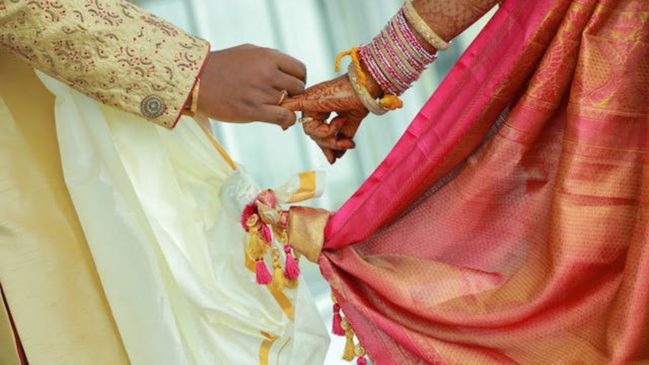 કાયદાનો ઉદ્દેશ શું છે?: કાયદાનો ઉદ્દેશ દંપતી વચ્ચે સમજૂતી લાવવાનો અને અન્યાયથી બચાવવાનો છે. લવ મેરેજ હોય કે અરેન્જ મેરેજ — બંનેમાં પતિ-પત્નીનો સમાન સન્માન અને હક મહત્વનો છે. લવ મેરેજ બાદ જો ઝઘડો વધે તો ભાવના કરતાં કાનૂન પર વિશ્વાસ રાખો. કાયદો સ્ત્રી અને પુરુષ બંનેને સમાન સુરક્ષા અને ન્યાય આપે છે. યોગ્ય માર્ગદર્શન, કાઉન્સેલિંગ અને કાનૂની સહાયથી લગ્નજીવનમાં ઉકેલ લાવી શકાય છે.
