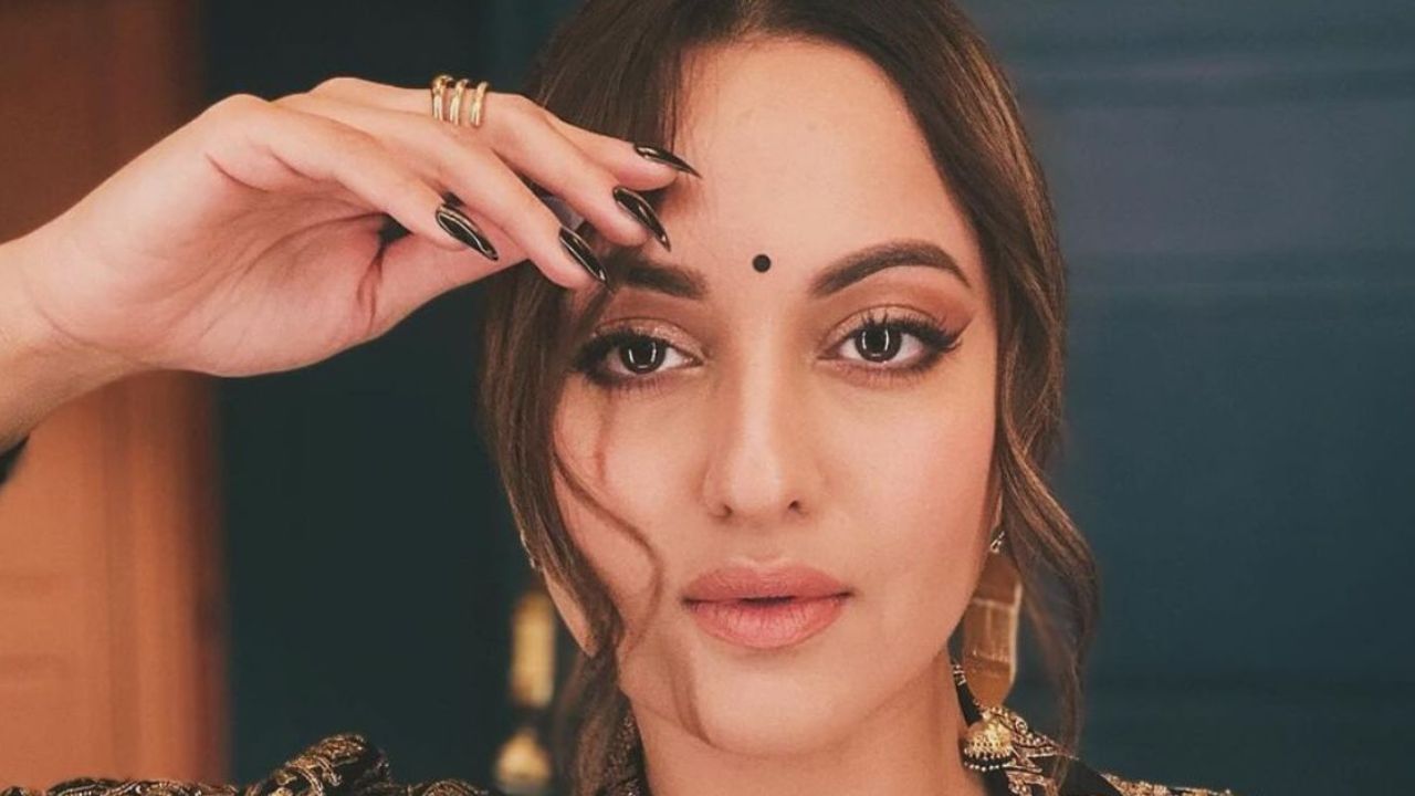 ચહેરાની રચના: સામુદ્રિક શાસ્ત્ર અનુસાર પહોળા કપાળવાળી છોકરીઓનું ભાગ્ય સારું હોય છે. સુંદર, સફેદ અને થોડા બહાર નીકળેલા દાંતવાળી છોકરીઓ પણ તેમના જીવનસાથી માટે ભાગ્યશાળી હોય છે. તેમના જીવનમાં ક્યારેય આરામ અને વૈભવની કમી હોતી નથી. વધુમાં તેઓ જે પરિવારોમાં જાય છે ત્યાં પણ ખુશી આવે છે.
