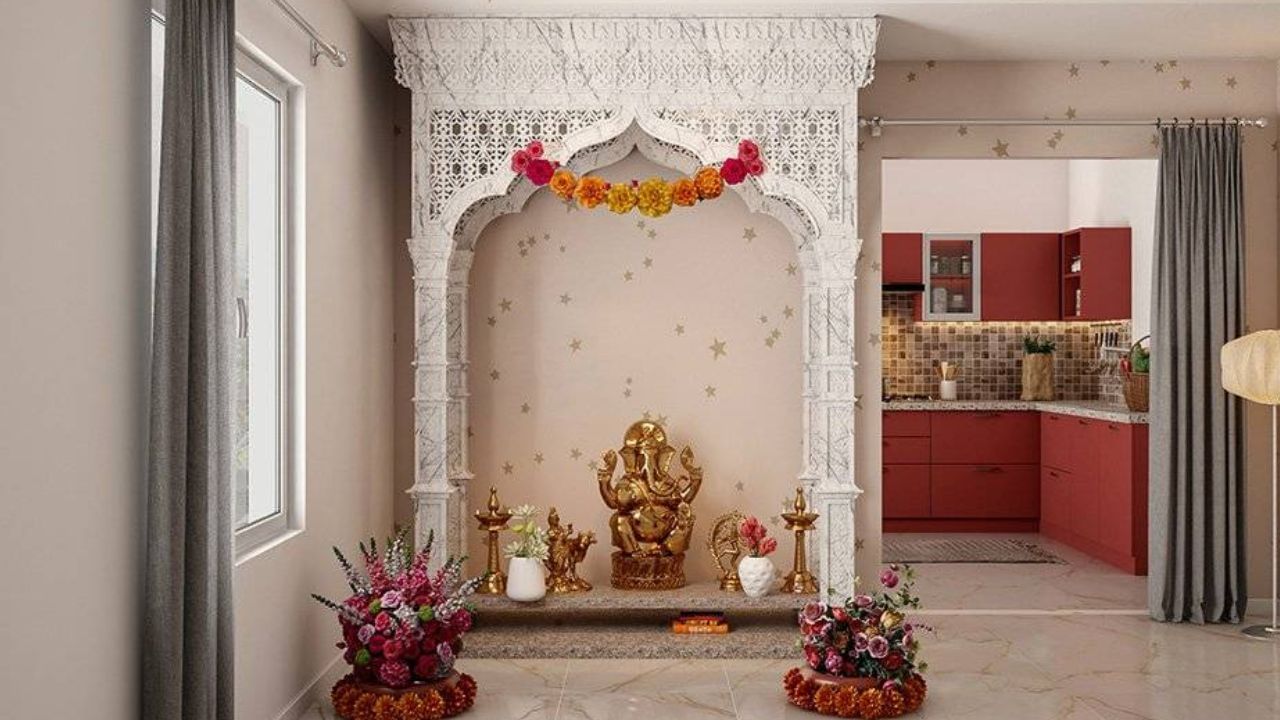 વાસ્તુશાસ્ત્રમાં ઘરના મંદિરનું મહત્વનું સ્થાન છે. તેમાં કહેવામાં આવ્યું છે કે અમુક વસ્તુઓ ઘરના મંદિરમાં ન રાખવી જોઈએ. આમ કરવાથી ઘરની શાંતિ અને સુખ પર અસર પડે છે.