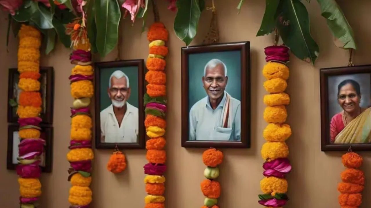 મૃત વ્યક્તિના ફોટા: મૃતક પરિવારના સભ્યોના ફોટા ઘરના મંદિરમાં ન રાખવા જોઈએ. આમ કરવાથી નકારાત્મક ઉર્જા વધે છે અને શાંતિ અને સુખ ગુમાવી શકે છે. સંતો અને ઋષિઓના ચિત્રો પણ મંદિરમાં ન રાખવા જોઈએ.