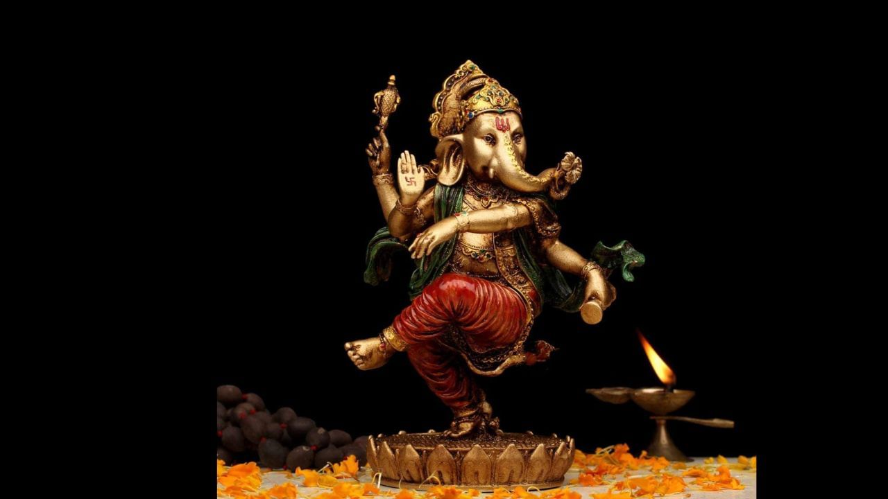 નૃત્ય કરતા ગણેશ: ઘરના મંદિરમાં ક્યારેય ભગવાન ગણેશની નૃત્ય કરતી મૂર્તિ ન રાખવી જોઈએ. મંદિરમાં ભગવાન ગણેશની મૂર્તિ બેઠી રાખવી અને આશીર્વાદ આપવા શુભ માનવામાં આવે છે. તેનાથી સુખમાં વધારો થાય છે.
