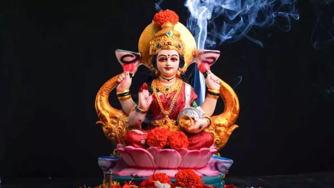 ઘરના મંદિરમાં દેવી લક્ષ્મીની મૂર્તિ રાખવી જોઈએ. દેવી લક્ષ્મીને ધન અને સમૃદ્ધિની દેવી માનવામાં આવે છે. જ્યાં લક્ષ્મી રહે છે ત્યાં ગરીબી પ્રવેશી શકતી નથી.