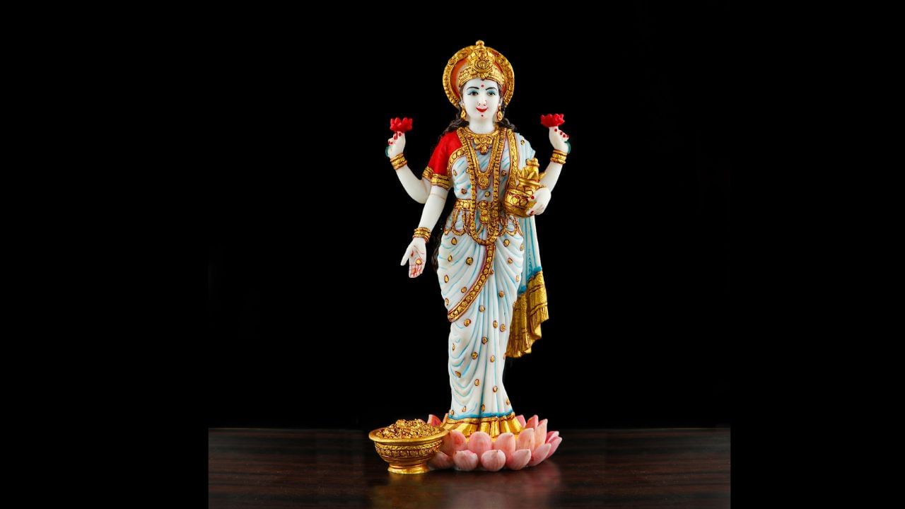 લક્ષ્મીજીની ઉભા રહેલી મૂર્તિ: ઘરના મંદિરમાં દેવી લક્ષ્મીની મૂર્તિ હંમેશા બેઠેલી સ્થિતિમાં રાખવી જોઈએ. આ મૂર્તિ ક્યારેય ઉભી ન હોવી જોઈએ. મંદિરમાં ભગવાન વિષ્ણુની મૂર્તિ પણ રાખવી જોઈએ.