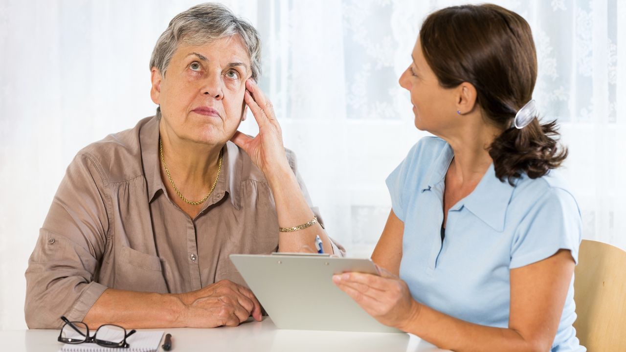 યોગ ફાયદાકારક છે: ડૉ. રીમા સમજાવે છે કે AIIMS ખાતે હાથ ધરાયેલા અનેક અભ્યાસોએ દર્શાવ્યું છે કે યોગ અલ્ઝાઇમર જેવા રોગોને નિયંત્રિત કરવામાં મદદ કરી શકે છે. યોગ યાદશક્તિ અને મગજના કાર્યમાં પણ સુધારો કરે છે. દરેક વ્યક્તિએ યોગને પોતાની દિનચર્યામાં સામેલ કરવો જોઈએ.