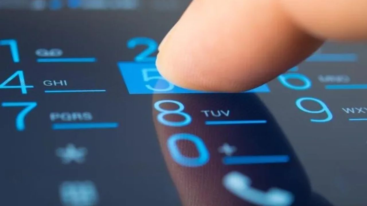 10 અંક સમસ્યાનો ઉકેલ લાવશે: લોકો સામાન્ય રીતે જાણતા નથી કે ફોન નંબર કેવી રીતે બનાવવામાં આવે છે અને દરેક વ્યક્તિનો નંબર બીજાથી કેવી રીતે અલગ છે. હકીકતમાં જો નંબર 0 થી 9 સુધીનો હોય, તો ફક્ત 10 અલગ-અલગ નંબરો બનાવી શકાય છે, જેનો ઉપયોગ 10 લોકો દ્વારા કરવામાં આવશે. જ્યારે, જો નંબર 2 અંકનો હોય, તો 0 થી 99 સુધીના નંબરોનો ઉપયોગ કરીને, 100 નવા નંબરો બનાવી શકાય છે. તેથી, ફોન નંબરમાં 10 અંકોનો સમાવેશ કરવામાં આવ્યો હતો, જેનાથી લાખો નવા નંબરો બનાવી શકાયા.