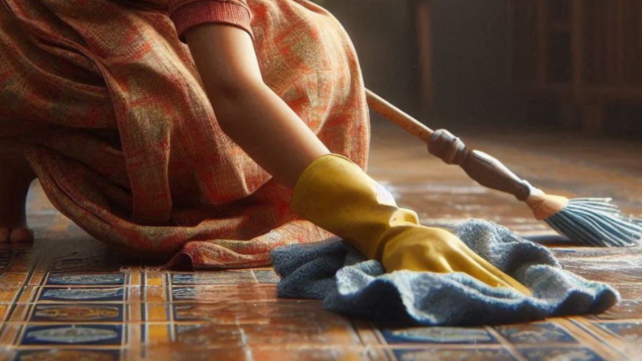 વાસ્તુ શાસ્ત્ર આ વિશે વિગતવાર સમજાવે છે. વાસ્તુ શાસ્ત્ર અનુસાર, દરેક ફાટેલા કે જૂના કપડાનો ઉપયોગ ઘરની ધૂળ સાફ કરવા અથવા પોતુ મારવા માટે કરી શકાતો નથી. બાળકો અને ઘરના અન્ય લોકોના જૂના કપડાનો તમે ઘરમાં પોતુ મારવા ઉપયોગ નકારાત્મક ઉર્જાથી પ્રભાવિત થઈ શકે છે.