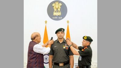 ઓલિમ્પિક સુવર્ણ ચંદ્રક વિજેતા અને સ્ટાર ભાલા ફેંકનાર નીરજ ચોપરાને બુધવારે ઔપચારિક રીતે પ્રાદેશિક સેનામાં લેફ્ટનન્ટ કર્નલનો માનદ પદ એનાયત કરવામાં આવ્યો હતો, સંરક્ષણ પ્રધાન રાજનાથ સિંહે તેમને "દ્રઢતા, દેશભક્તિ અને શ્રેષ્ઠતા માટે પ્રયત્નશીલ રહેવાની ભારતીય ભાવનાનું પ્રતિક" ગણાવ્યા હતા.