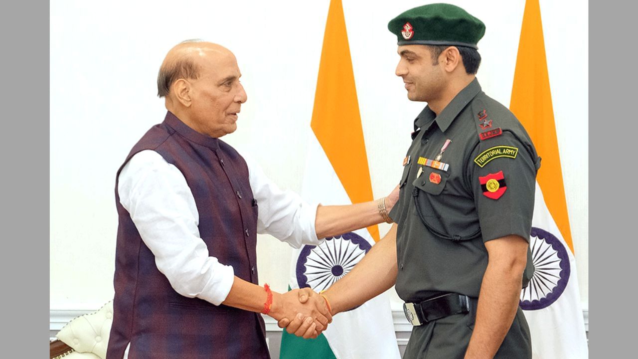 90.23 મીટર (2025)નો તેમનો વ્યક્તિગત શ્રેષ્ઠ થ્રો ભારતીય રમતગમત ઇતિહાસમાં એક પ્રરણા આપી હતી. વર્ષોથી, ચોપરાને દેશના અનેક સર્વોચ્ચ રમતગમત અને નાગરિક પુરસ્કારોથી સન્માનિત કરવામાં આવ્યા છે, જેમાં પદ્મશ્રી, મેજર ધ્યાનચંદ ખેલ રત્ન પુરસ્કાર, અર્જુન પુરસ્કાર, પરમ વિશિષ્ટ સેવા ચંદ્રક અને વિશિષ્ટ સેવા ચંદ્રકનો સમાવેશ થાય છે.