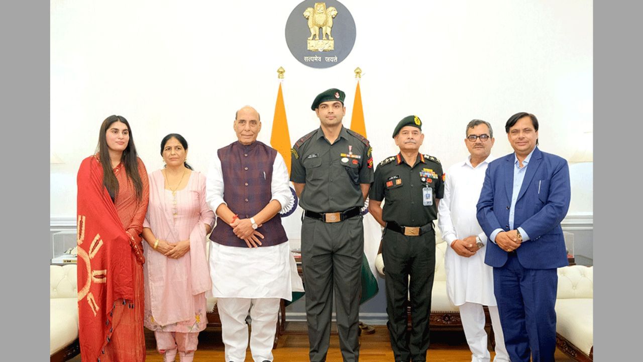 "લેફ્ટનન્ટ કર્નલ નીરજ ચોપરા શિસ્ત, સમર્પણ અને રાષ્ટ્રીય ગૌરવના સર્વોચ્ચ આદર્શોને મૂર્તિમંત કરે છે, જે રમતગમત અને સશસ્ત્ર દળોમાં પેઢીઓ માટે પ્રેરણા તરીકે સેવા આપે છે," રાજનાથ સિંહે ચોપરા અને તેમના પરિવાર સાથે વાતચીત કરતી વખતે કહ્યું હતું.