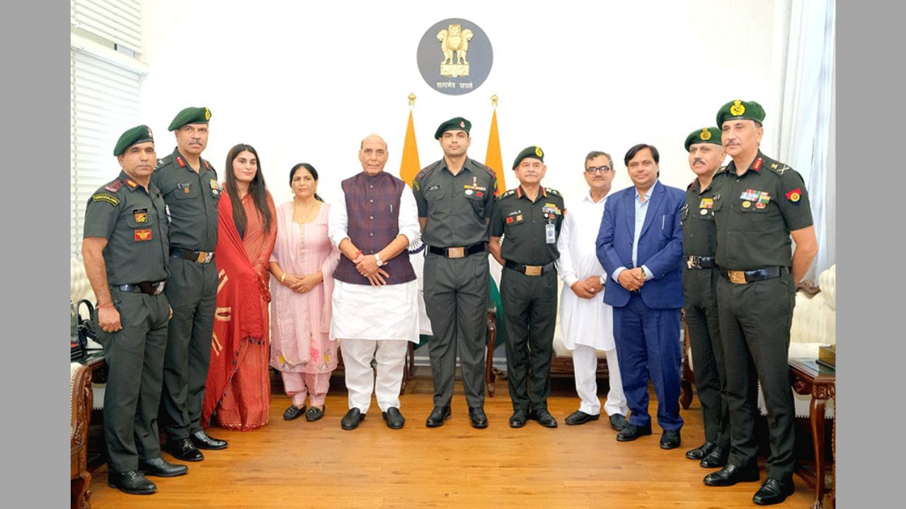 ચોપરાને 16 એપ્રિલ, 2025 ના રોજ રાષ્ટ્રપતિ દ્રૌપદી મુર્મુ દ્વારા ટેરિટોરિયલ આર્મીમાં માનદ કમિશન આપવામાં આવ્યું હતું, જે તેમની ઉત્કૃષ્ટ સિદ્ધિઓ અને રાષ્ટ્ર પ્રત્યેની અનુકરણીય સેવાને માન્યતા આપે છે.