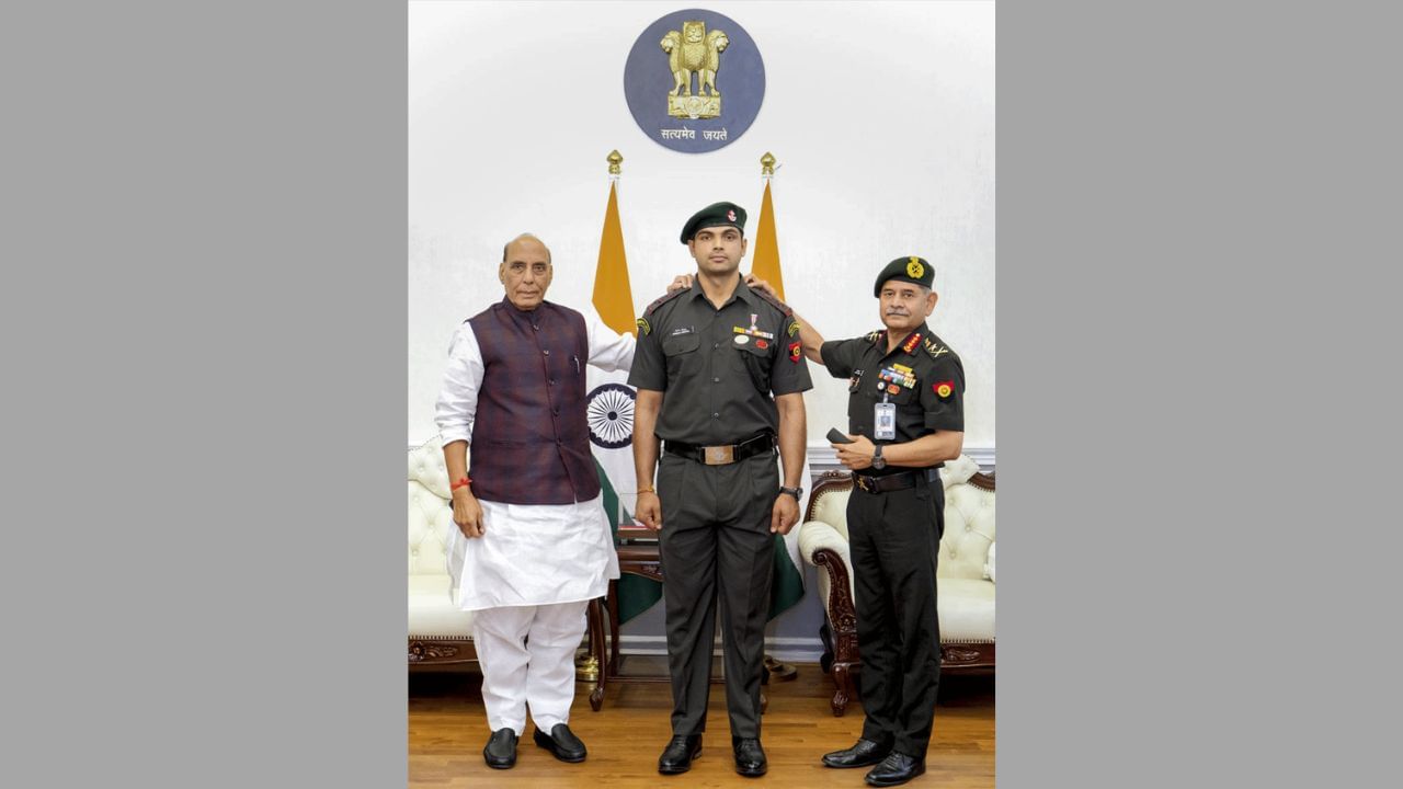 નવી દિલ્હીના સાઉથ બ્લોક ખાતે આયોજિત એક સમારોહમાં, રાજનાથ સિંહે પ્રાદેશિક સેનામાં સેવા આપતા ચોપરાને માનદ પદનું ચિહ્ન અર્પણ કર્યું. આ સમારોહમાં આર્મી ચીફ જનરલ ઉપેન્દ્ર દ્વિવેદી અને ભારતીય સેના અને પ્રાદેશિક સેનાના અનેક વરિષ્ઠ અધિકારીઓ હાજર રહ્યા હતા.