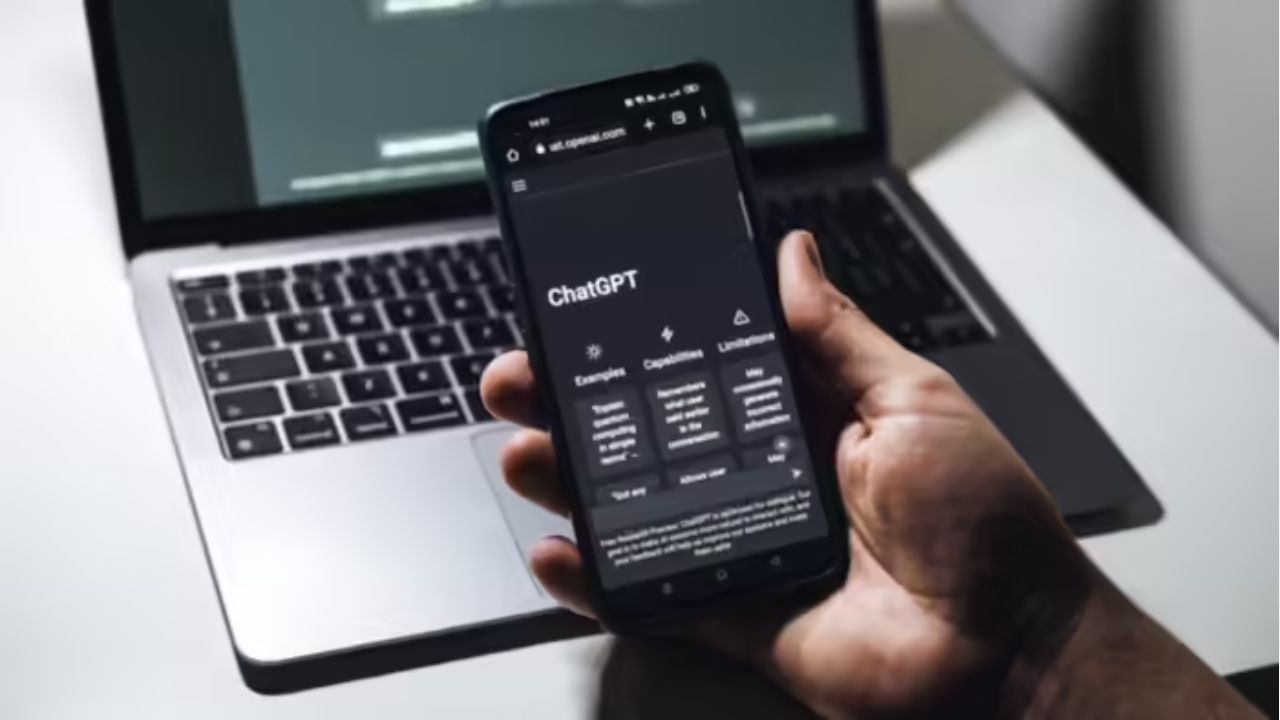 તમારે ફક્ત તમારા જૂના ફોટાનો ફોટો લેવાની જરૂર છે, તેને Google Gemini અથવા ChatGPT પર અપલોડ કરો, અને પછી જૂના ફોટાને નવામાં રૂપાંતરિત કરવા માટે થોડા પ્રોમ્પ્ટનો ઉપયોગ કરો. તે પછી, તમે તેને પ્રિન્ટ કરી શકો છો અને તેને તમારી સાથે રાખી શકો છો. વિવિધ પ્રકારના ફોટાને ઠીક કરવા માટે અહીં કેટલાક પ્રોમ્પ્ટ છે. તમારે ફક્ત Google Gemini અથવા ChatGPT પર ફોટો અપલોડ કરવાની અને આ પ્રોમ્પ્ટ્સને પેસ્ટ કરવાની જરૂર છે. તો, ચાલો કેટલાક પ્રોમ્પ્ટ્સ વિશે જાણીએ.
