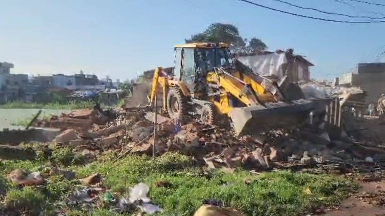 Panchmahal : ગોધરામાં અસામાજિક તત્વોએ ગેરકાયેદ બનાવેલ મકાનો પર ફરી વળ્યુ બુલડોઝર, 35 કાચા મકાન તોડી પાડ્યા, જુઓ Video