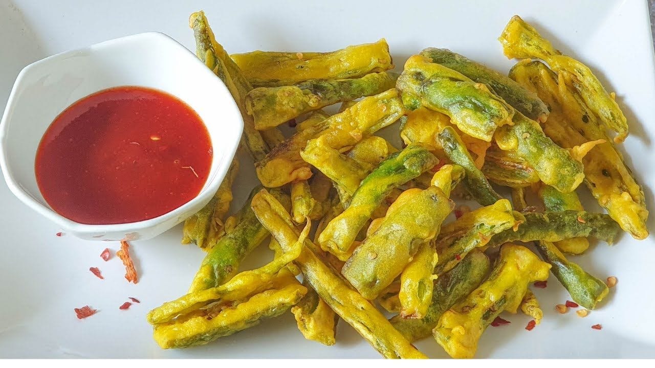 મરચાના પટ્ટી-ભજીયા જ્યારે પણ જોઈએ ત્યારે ખાવાનું મન થાય છે. પરંતુ બજારમાં મળતા કાઠિયાવાડી ભજીયા જેવો સ્વાદ ઘરે બનાવતા ભજીયામાં નથી આવતો. તો આ રેસિપી અને કેટલીક ટીપ્સ અપનાવો.