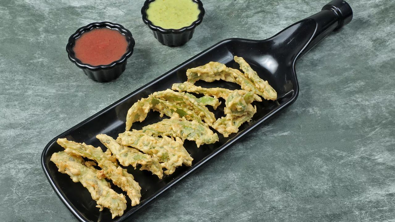 મરચાના પટ્ટી -ભજીયા બનાવવા માટે મરચા, મીઠું, લીંબુ, હીંગ, આદુ, કોથમરી, ચોખાનો લોટ, ચણાનો લોટ, તેલ સહિતની જરુર પડશે.