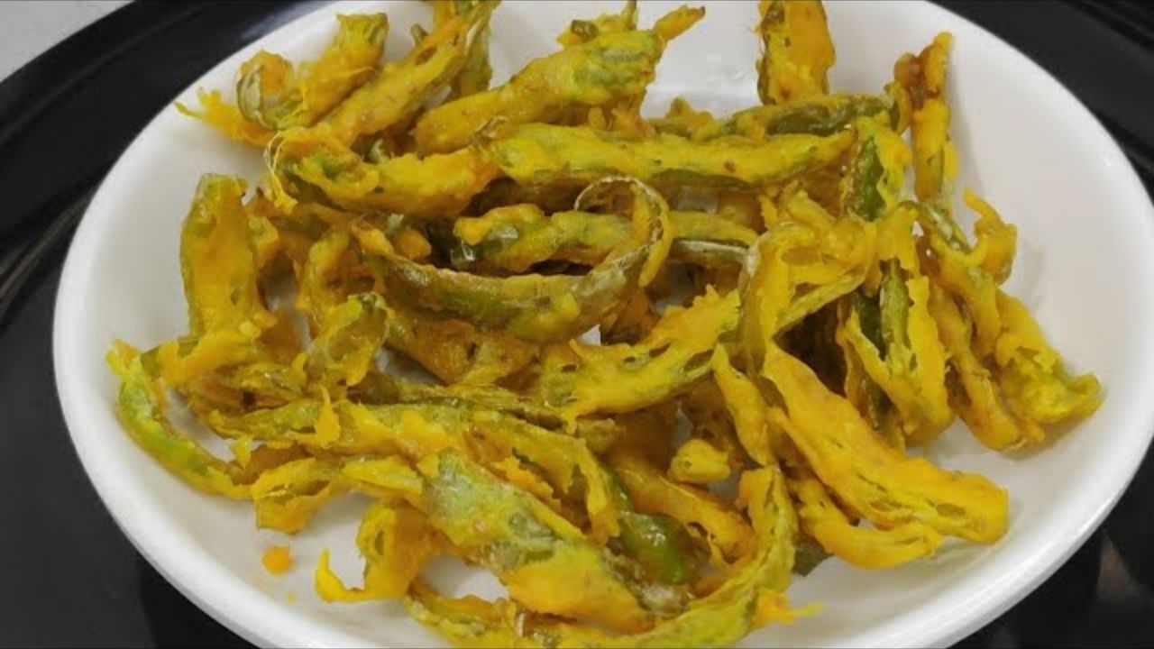 મરચાના પટ્ટી ભજીયા બનાવવા માટે સૌથી પહેલા મોળા મરચા લો. તેને બે ભાગમાં કાપી અંદરથી બીજ કાઢી લો. જેથી તેની તીખાશ ઓછી થઈ જાય.