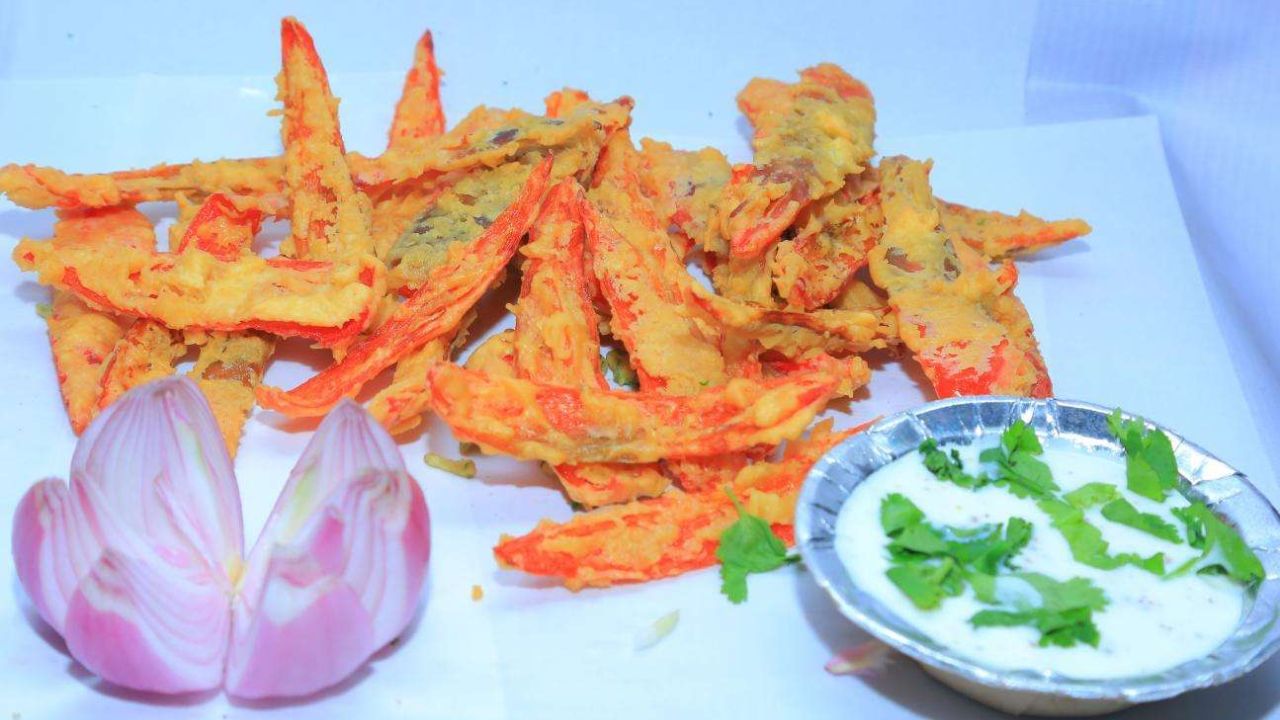 હવે કાપેલા મરચાને એક વાસણમાં લો. તેમાં સ્વાદ અનુસાર મીઠું, લીંબુનો રસ, હળદર, હીંગ, ખમણેલું આદુ સહિતની બધી જ સામગ્રી સારી રીતે મિક્સ કરી લો.