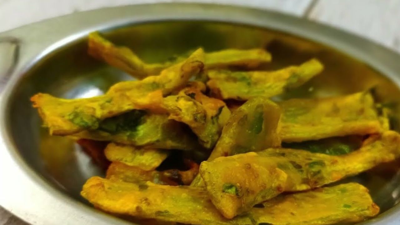 ત્યારબાદ તેમાં ચોખા અને ચણાનો લોટ થોડો ઉમેરી બરાબર મિક્સ કરો. હવે જરુર મુજબ જ પાણી અંદર નાખો. જેથી મરચાની પટ્ટી પર લોટ સારી રીતે કોટ થઈ જાય.