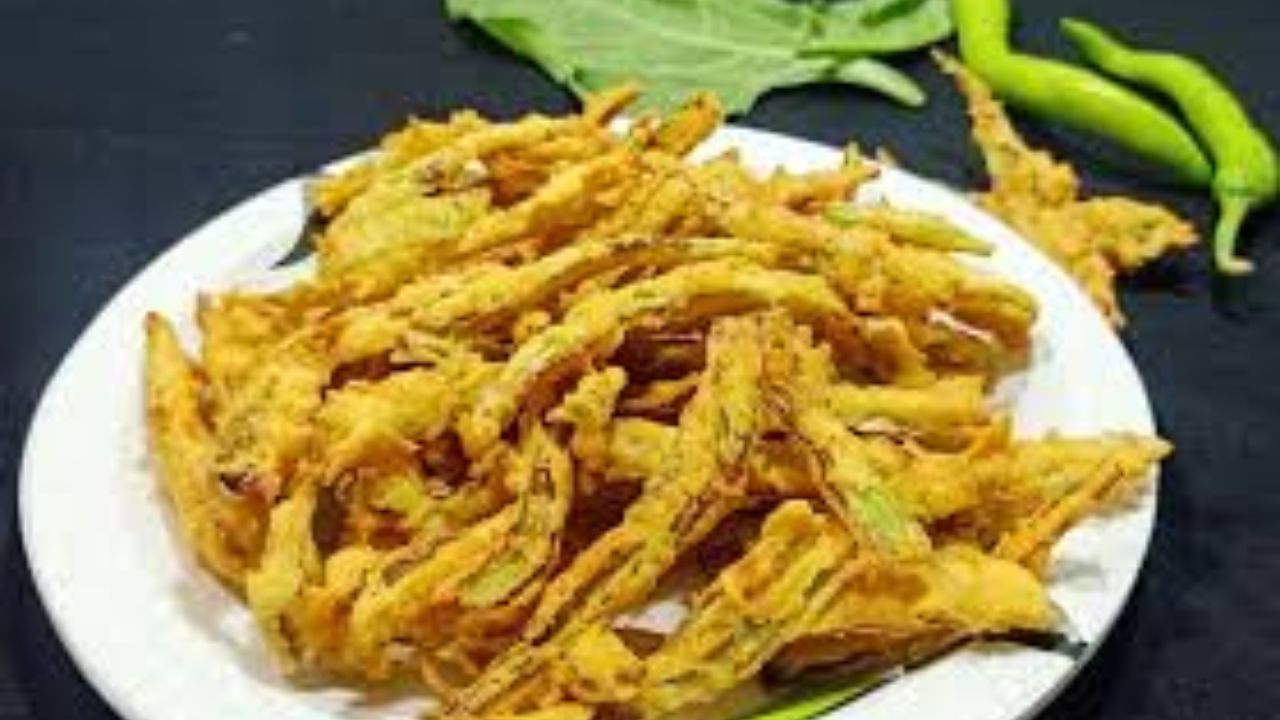 તૈયાર કરેલા મિશ્રણને 10 મિનિટ રહેવા દો. ત્યારબાદ તળવા માટે તેલ ગરમ કરવા મુકો. હવે તેમાં મરચાની પટ્ટી ઉમેરી બંન્ને બાજુ ગોલ્ડન થાય ત્યાં સુધી તળી લો.