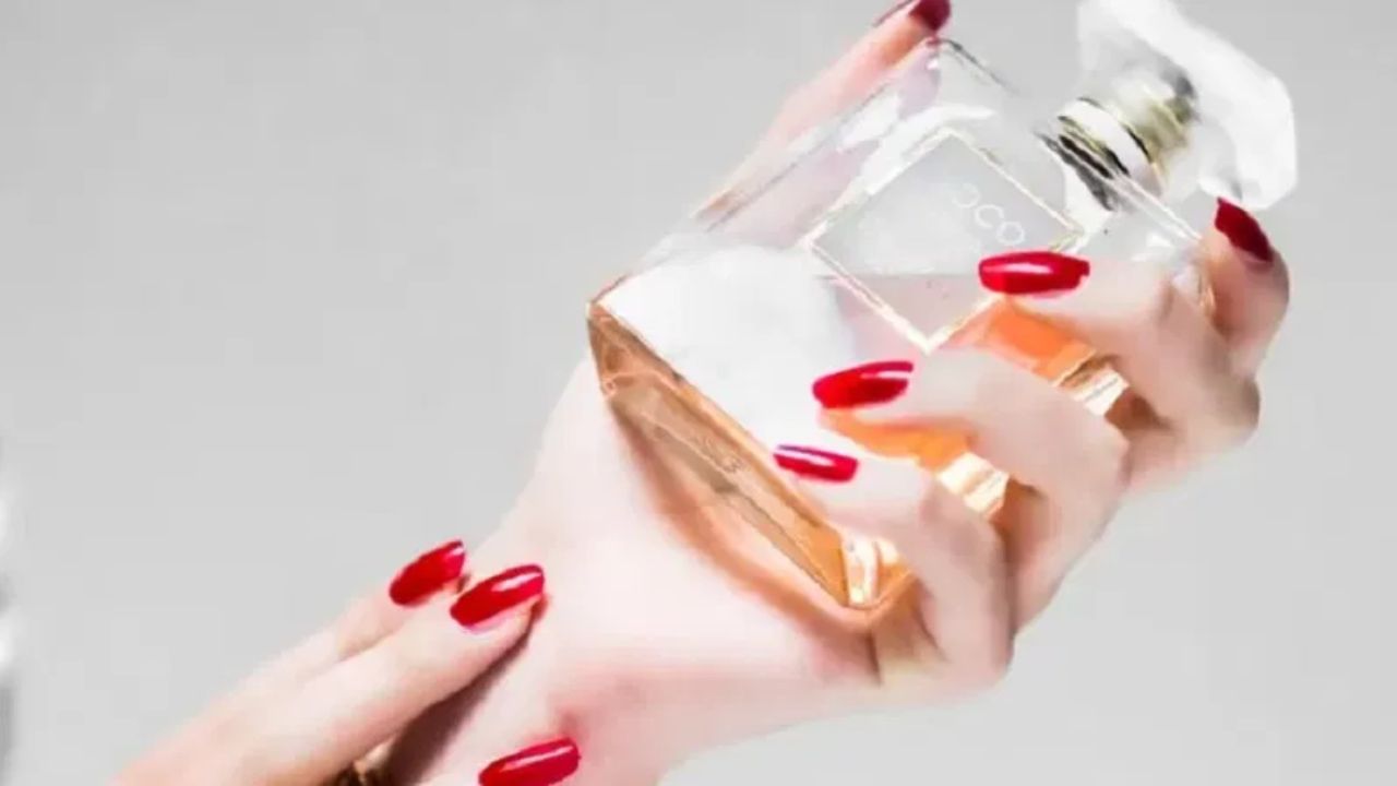 જો કે, શિયાળામાં, શરીરનું તાપમાન ઠંડુ હોય છે, તેથી સુગંધ હળવી હોય છે. આ જ કારણ છે કે ઉનાળામાં હળવા અને તાજા પરફ્યુમ યોગ્ય માનવામાં આવે છે, અને શિયાળામાં ઊંડા વુડી અથવા મસ્કી ફ્રેગરેંસ પરફ્યુમ યોગ્ય માનવામાં આવે છે.