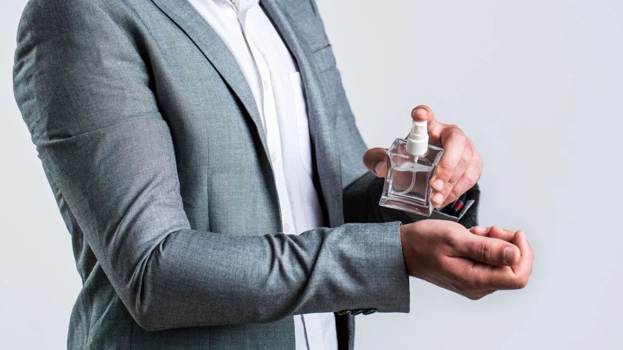 બદલાતી ઋતુઓ સાથે, આપણે આપણી જીવનશૈલીમાં ઘણા ફેરફારો કરીએ છીએ. કપડાંથી લઈને ખાવાની આદતો અને ત્વચા સંભાળની દિનચર્યાઓ સુધી બધું બદલાય છે. પરંતુ શું તમે ક્યારેય વિચાર્યું છે કે હવામાન અનુસાર પરફ્યુમ પણ બદલવાની જરૂર છે? જ્યારે લોકો સામાન્ય રીતે ફક્ત સુગંધ માટે પરફ્યુમનો ઉપયોગ કરે છે, જેમ જેમ હવામાન બદલાય છે, તેમ તેમ આપણી ત્વચાની રચના, રસાયણશાસ્ત્ર, પ્રકૃતિ અને પરસેવાની પેટર્ન પણ બદલાય છે. આ લેખમાં, ચાલો જોઈએ કે ઋતુ પ્રમાણે પરફ્યુમ કેમ બદલવું જોઈએ અને તેના વિશે સંશોધન શું કહે છે.