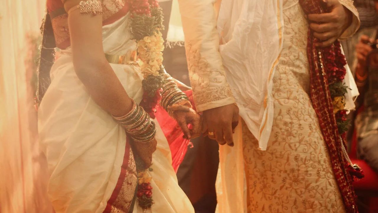 ભારતમાં પ્રેમ લગ્ન માટે માતા-પિતાની મંજૂરી કાનૂની રીતે જરૂરી નથી, જો બંને પક્ષ કાનૂની ઉંમર પૂર્ણ કરી ચૂક્યા હોય. પરંતુ માતા-પિતાનું માર્ગદર્શન અને સમર્થન મેળવો તો લગ્નજીવન વધુ મજબૂત બને છે. એટલે કે કાયદો યુગલોને સ્વતંત્રતા આપે છે પરંતુ પરિવારનો સહકાર જીવનને વધુ સુખમય બનાવે છે.
