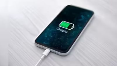 આજકાલ સ્માર્ટફોન લાંબો સમય ચાલે તેવી બેટરી સાથે આવે છે, તેમ છતાં વધુ પડતા ઉપયોગથી બેટરી ઝડપથી ખતમ થઈ જાય છે. જો તમે બહાર હોવ અને તમારી પાસે તમારો ફોન ચાર્જર ન હોય તો આ સમસ્યા તમને પરેશાન કરી મુકે છે. ત્યારે ચાર્જર વગર તમારા સ્માર્ટફોનને કેવી રીતે ચાર્જ કરવો તે સમજાતુ નથી. ત્યારે અમે તમને કેટલીક રીતો અહીં જણાવા જઈ રહ્યા છે જેની મદદથી ચાર્જર સાથે નહીં હોય તો પણ તમે તમારા ફોનને ચાર્જ કરી શકશો. 