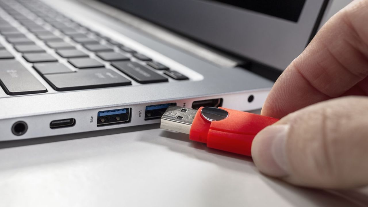 USB પોર્ટ: લેપટોપ અથવા કમ્પ્યુટરમાં USB કેબલનો ઉપયોગ કરીને તમારા ફોનને તમારા લેપટોપ અથવા PC ના USB પોર્ટ સાથે કનેક્ટ કરો. આ સિવાય ઘણા સ્માર્ટ ટીવીમાં USB પોર્ટ હોય છે જે ઉપકરણોને ચાર્જ કરી શકે છે.