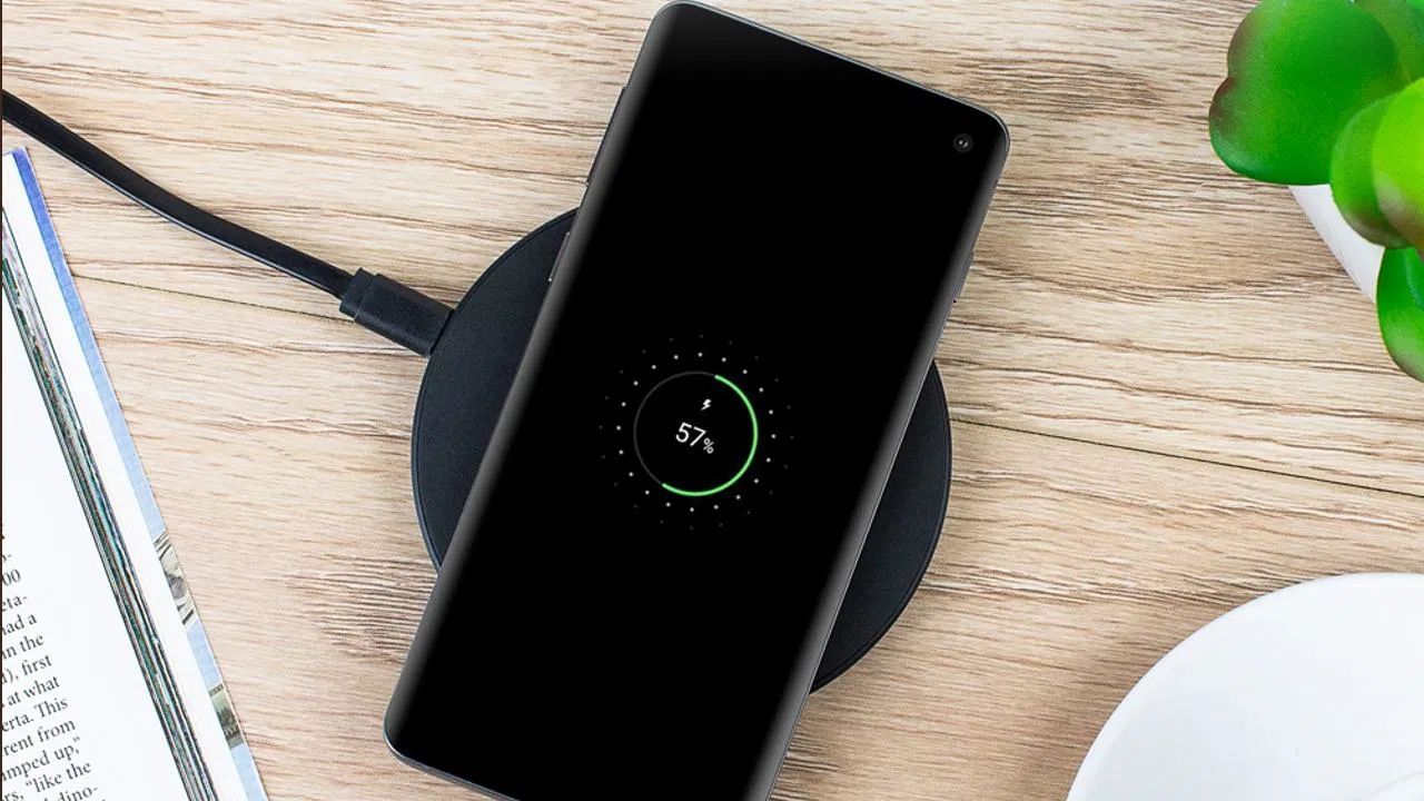 પાવર સેવિંગ મોડ ચાલુ કરો: તમારા ફોનની બેટરી લાઇફ વધારવાની સૌથી અસરકારક રીતોમાંની એક છે તેને પાવર-સેવિંગ મોડ પર સ્વિચ કરવી. આનાથી ફોન જોઈએ તેના કરતા વધુ સમય સુધી ચાલશે કારણ કે તે ફોનની એકંદર પ્રવૃત્તિ ઘટાડે છે અને નેટવર્કિંગને મર્યાદિત કરે છે, જે બેટરી લાઇફ ઘટાડે છે. તમે ક્વિક સેટિંગ્સ પેનલમાંથી વિકલ્પ ઍક્સેસ કરી શકો છો અથવા ફક્ત સેટિંગ્સ > બેટરી અને ડિવાઇસ કેર > પાવર સેવિંગ પર નેવિગેટ કરી શકો છો.