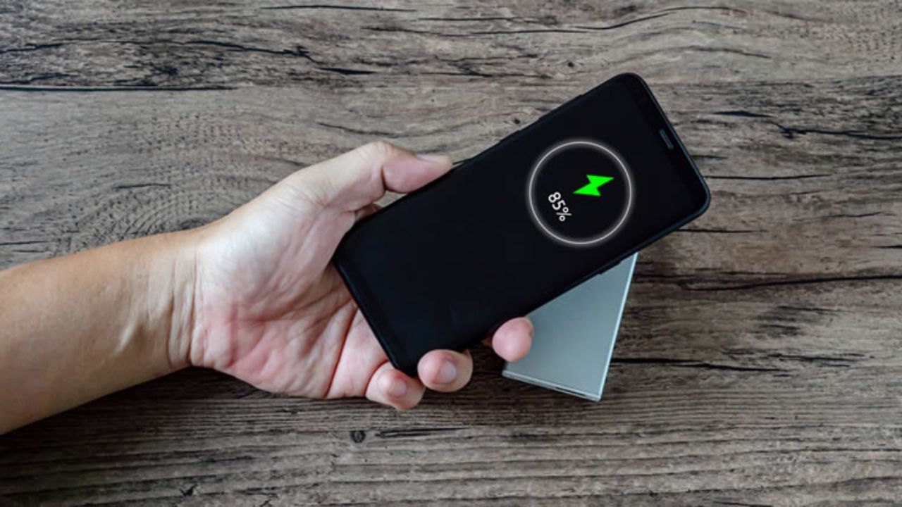 રિવર્સ ચાર્જિંગવાળા અન્ય ઉપકરણો: કેટલાક આધુનિક સ્માર્ટફોન અથવા ઉપકરણો રિવર્સ વાયરલેસ ચાર્જિંગ અને વાયર્ડ ચાર્જિંગને સપોર્ટ કરે છે. જો તમારી પાસે આવું ઉપકરણ નજીકમાં હોય, તો તમારા ફોનને વાયરલેસ રીતે ચાર્જ કરવા માટે તેની પાછળ રાખો. અથવા, જો તમારી પાસે કેબલ હોય, તો તેનો ઉપયોગ કરો.