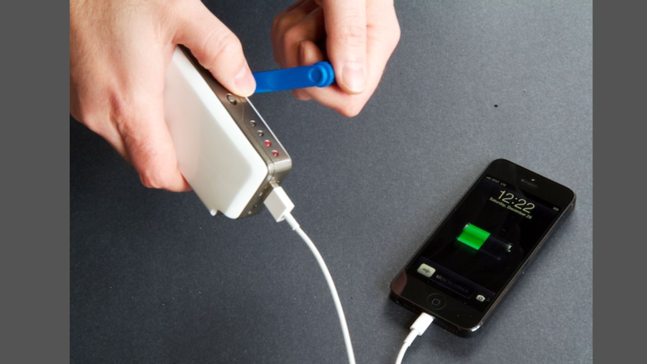 હેન્ડ-ક્રેન્ક ચાર્જર: હેન્ડ-ક્રેન્ક ચાર્જર કટોકટીમાં આદર્શ ઉકેલ પૂરો પાડે છે, ખાસ કરીને જ્યારે પાવર ગ્રીડ નિષ્ફળ જાય અથવા જ્યારે તમે દૂરસ્થ સ્થાને હોવ. આ ચાર્જર મેન્યુઅલ ક્રેન્કિંગને ઇલેક્ટ્રિક પાવરમાં રૂપાંતરિત કરીને કાર્ય કરે છે. જોકે તેમને શારીરિક પ્રયત્નોની જરૂર પડે છે, કટોકટી દરમિયાન કનેક્ટિવિટી જાળવવા માટે હેન્ડ-ક્રેન્ક ચાર્જરનો ઉપયોગ મહત્વપૂર્ણ બની શકે છે.