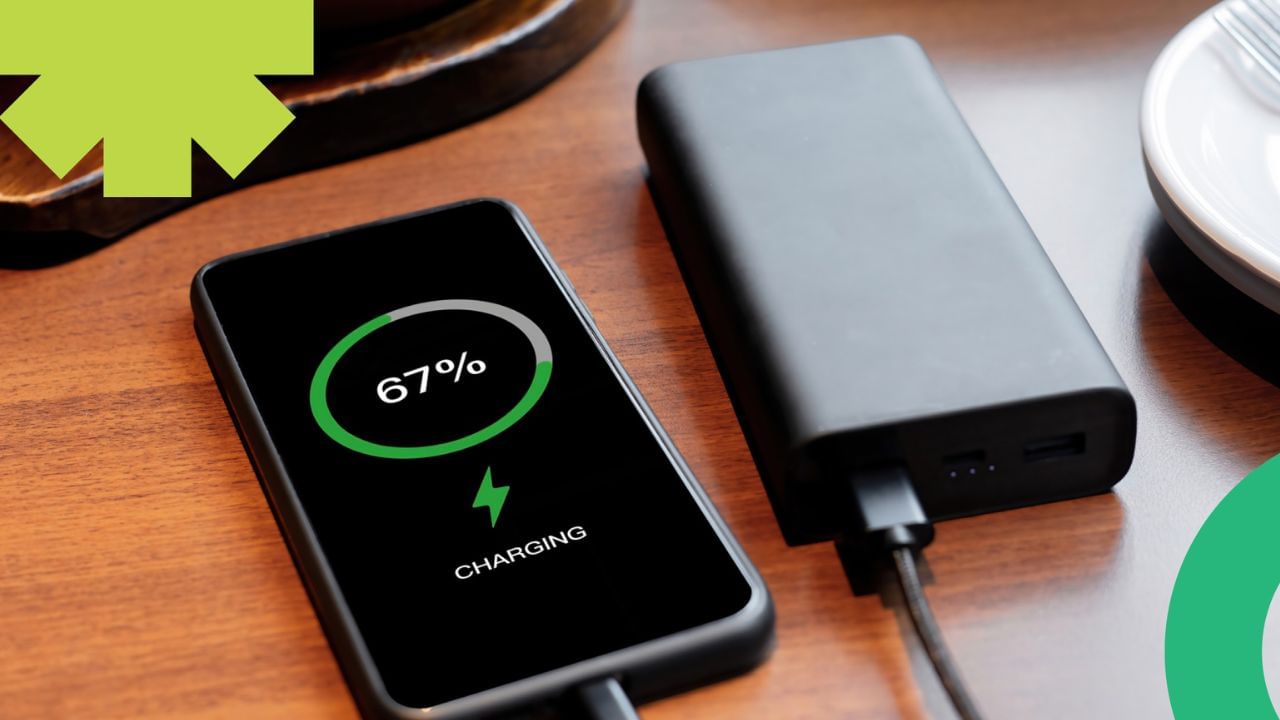 HGD India ના એક અહેવાલમાં જણાવાયું છે કે ચાર્જિંગ સ્ટેશનો એરપોર્ટ પર દરેક જગ્યાએ હોય છે. મુસાફરી દરમિયાન તમારા ફોનની બેટરી ઓછી થઈ જાય ત્યારે તેનો ઉપયોગ કરવો સરળ છે. જો કે, સાયબર સુરક્ષા નિષ્ણાત જેસન ગ્લાસબર્ગ કહે છે કે આવી જગ્યાએ, લોકો ઉતાવળમાં હોય છે અને તેથી તેમના ઉપકરણોની સુરક્ષા વિશે વિચારતા નથી. જો તમે એરપોર્ટ પર ચાર્જિંગ સ્ટેશનનો ઉપયોગ કરો છો, તો હેકર્સ તમારા ફોનમાંથી ડેટા ચોરી શકે છે.