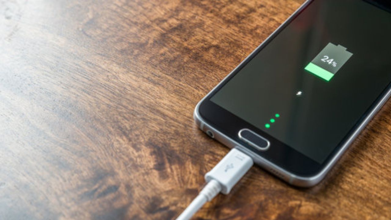 રેન્ટલ કાર: આજકાલ, રેન્ટલ કારમાં USB પોર્ટ પણ આવે છે, જે ચાર્જિંગ માટે અનુકૂળ લાગે છે. જો કે, સાયબર સુરક્ષા સલાહકાર સ્ટેસી ક્લેમેન્ટ્સ કહે છે કે આ પોર્ટનો ઉપયોગ જોખમી હોઈ શકે છે. હેકર્સ આ પોર્ટ દ્વારા તમારા ફોનમાંથી માહિતી ચોરી શકે છે. વધુમાં, તમારા ફોનને કારમાં ચાર્જ કરવાથી બેટરીને નુકસાન થઈ શકે છે.