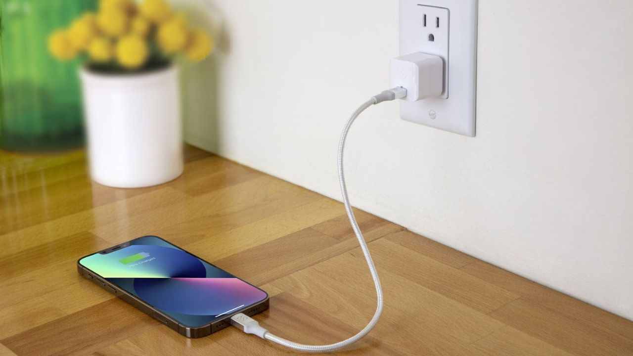 કોફી શોપ: કોફી શોપ ફોન ચાર્જિંગની સુવિધા આપે છે, પરંતુ સાયબર સુરક્ષા નિષ્ણાતો ચેતવણી આપે છે કે હેકર્સ આ સ્થળોએ યુએસબી પોર્ટમાં છુપાયેલા ઉપકરણો ઇન્સ્ટોલ કરી શકે છે. આ ઉપકરણો તમારા ફોનમાં માલવેર દાખલ કરી શકે છે, જે પછી તમારી વ્યક્તિગત માહિતી ચોરી શકે છે.