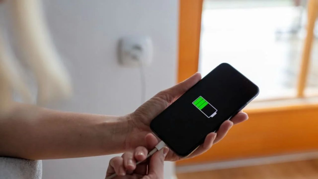 મોલ: મોલમાં ખરીદી કરતી વખતે તમારા ફોનને ચાર્જ કરવા માટે જાહેર ચાર્જિંગ પોઈન્ટનો ઉપયોગ કરવો જોખમી છે. આ કિઓસ્ક તમારા ફોનમાંથી સંપર્કો, ઇમેઇલ્સ, સંદેશાઓ, ફોટા અને પાસવર્ડ અને બેંક વિગતો પણ ચોરી શકે છે. કેટલાક કિસ્સાઓમાં, તેઓ માલવેર પણ ઇન્સ્ટોલ કરી શકે છે.