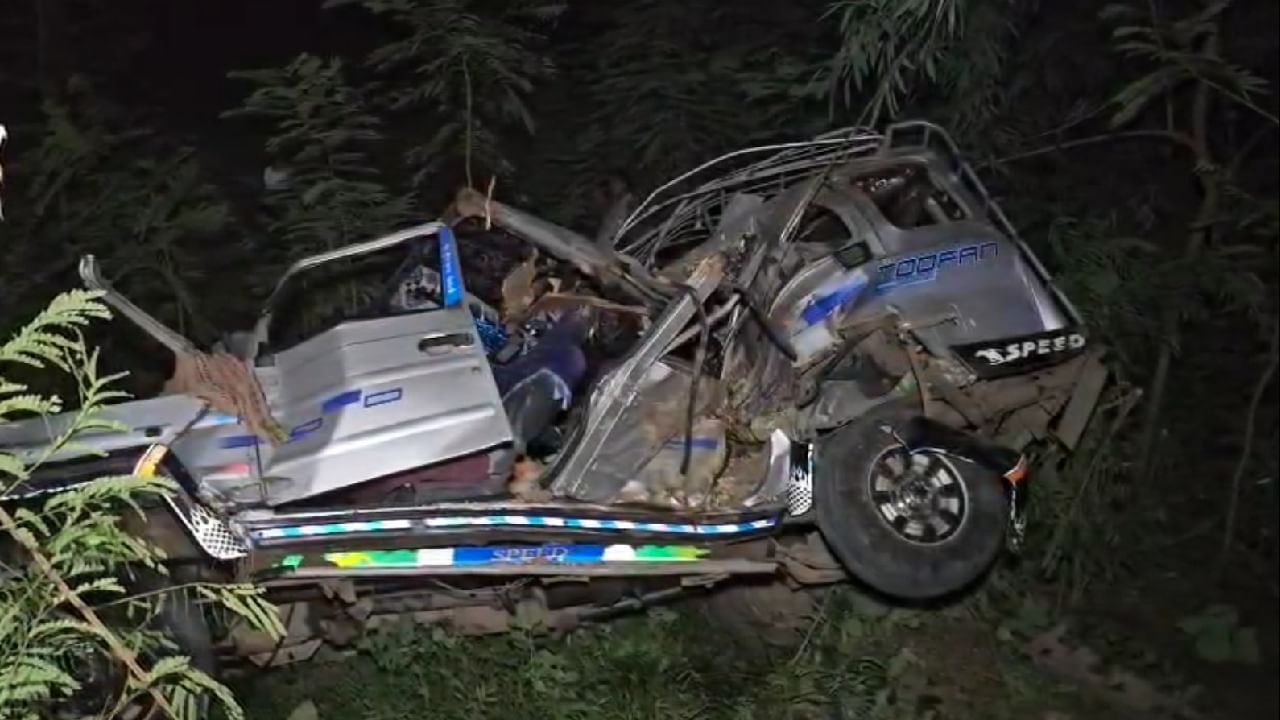 Chhota Udepur : બોડેલી-પાવીજેતપુર હાઇવે પર અકસ્માતમાં 1નું મોત, જીપમાં દારુની હેરાફેરી થતી હોવાનો સામે આવ્યુ, જુઓ Video