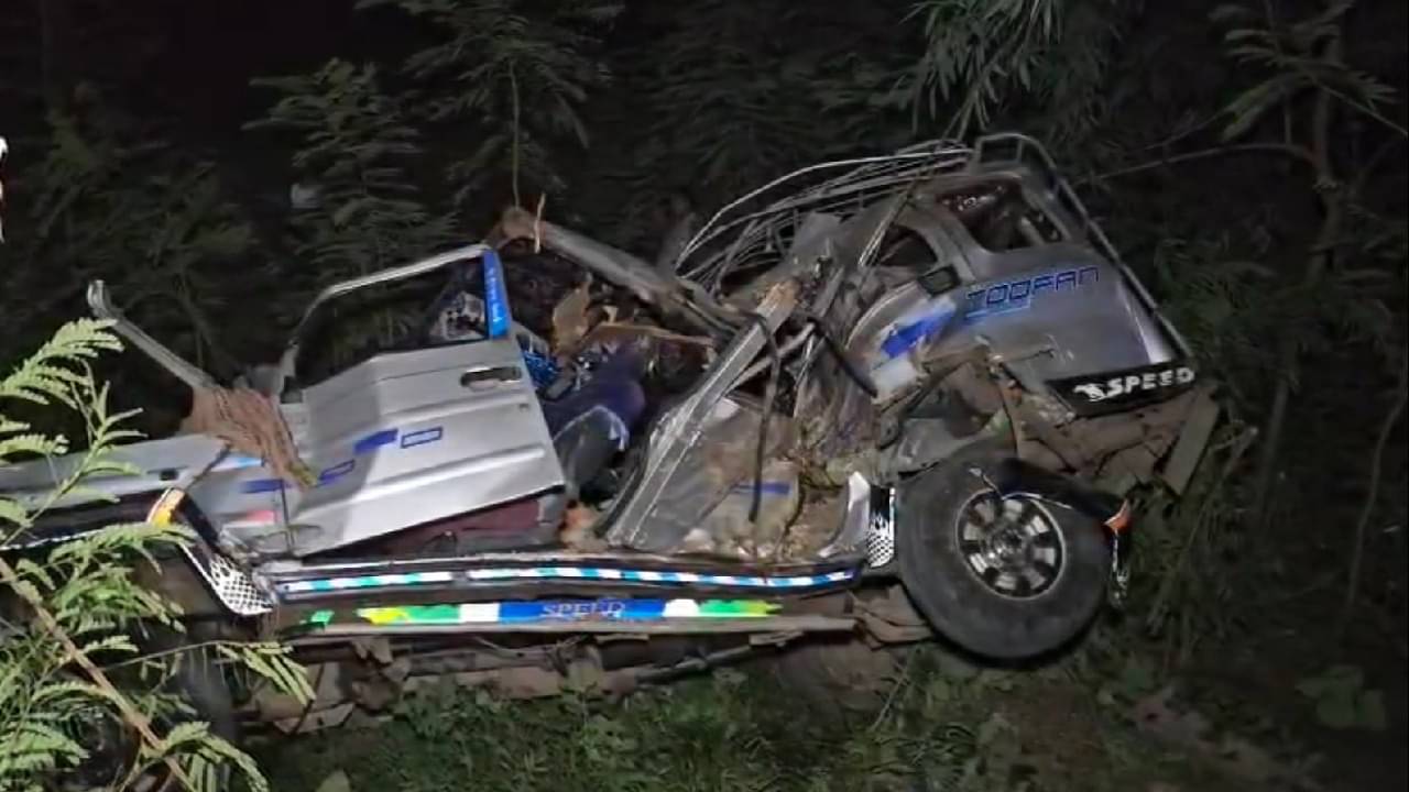 Chhota Udepur : બોડેલી-પાવીજેતપુર હાઇવે પર અકસ્માતમાં 1નું મોત, જીપમાં દારુની હેરાફેરી થતી હોવાનો સામે આવ્યુ, જુઓ Video