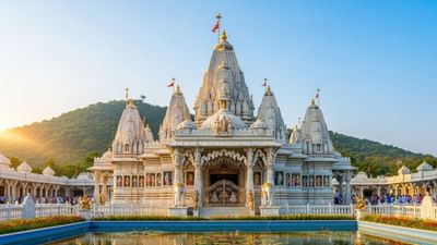 હિન્દુ ધર્મમાં મંદિરમાં જવું અને ત્યાં પૂજા કરવાનું વિશેષ ધાર્મિક અને આધ્યાત્મિક મહત્વ ધરાવે છે. માન્યતા છે કે મંદિરનું વાતાવરણ અત્યંત પવિત્ર અને ઉર્જાસભર હોય છે, જ્યાં બોલાયેલા શબ્દો અને પ્રાર્થનાઓ સીધા ભગવાન સુધી પહોંચે છે.  ( Credits: AI Generated )