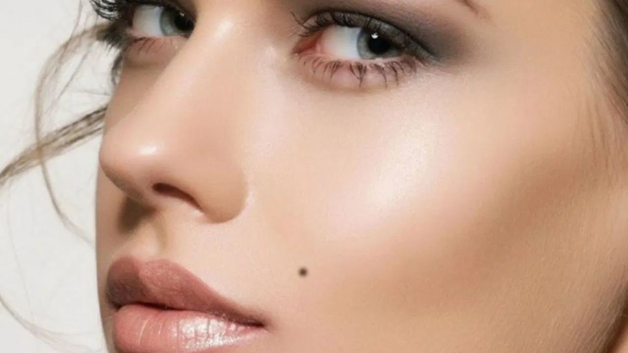 આ તલ શુભ માનવામાં આવે છે: સામુદ્રિક શાસ્ત્રમાં એવું માનવામાં આવે છે કે કપાળ પર તલ ધરાવતી વ્યક્તિ ખૂબ જ ભાગ્યશાળી હોય છે. આવી વ્યક્તિને ક્યારેય પૈસાની અછતનો સામનો કરવો પડતો નથી. તેવી જ રીતે જો તમારા જીવનસાથીના જમણા ગાલ અથવા જમણી હથેળી પર તલ હોય તો આ પણ ખૂબ જ શુભ માનવામાં આવે છે અને તમારા માટે સમૃદ્ધિના દ્વાર ખોલે છે.
