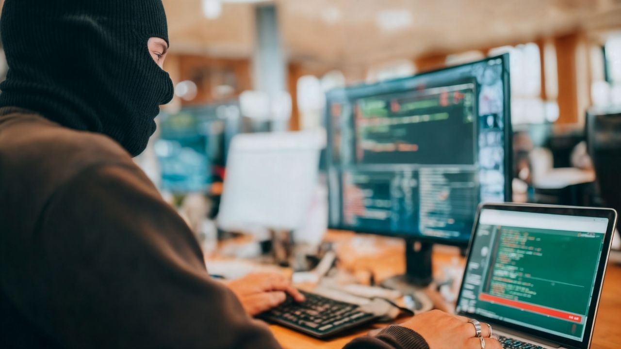 અસુરક્ષિત સોશિયલ મીડિયા એકાઉન્ટ્સ હેકિંગ, ડેટા ચોરી અથવા ગોપનીયતા જોખમોનું જોખમ વધારી શકે છે.